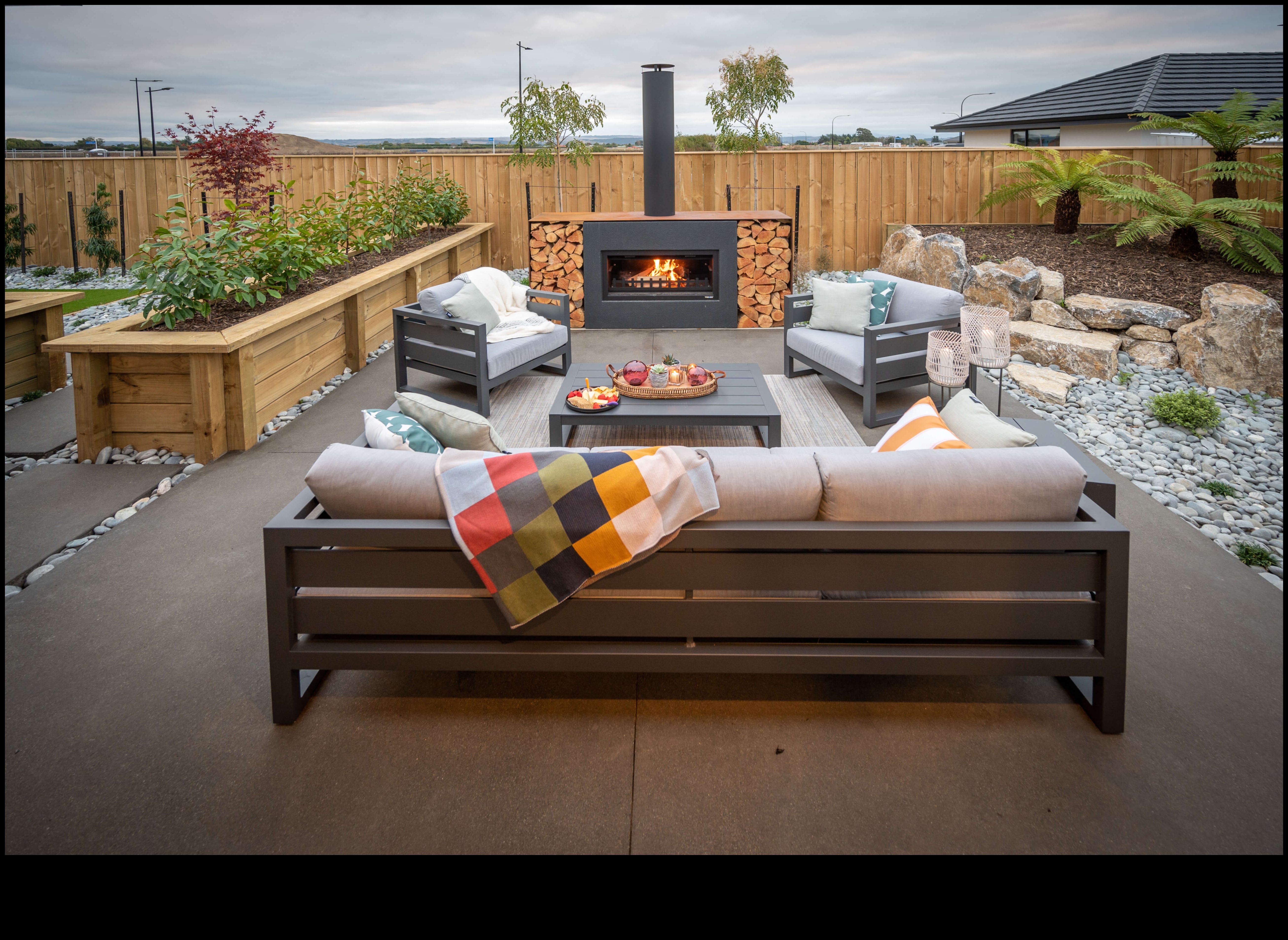 Ποιες είναι μερικές συμβουλές για τη διακόσμηση ενός εξωτερικού χώρου διασκέδασης με παράκτια διακόσμηση;