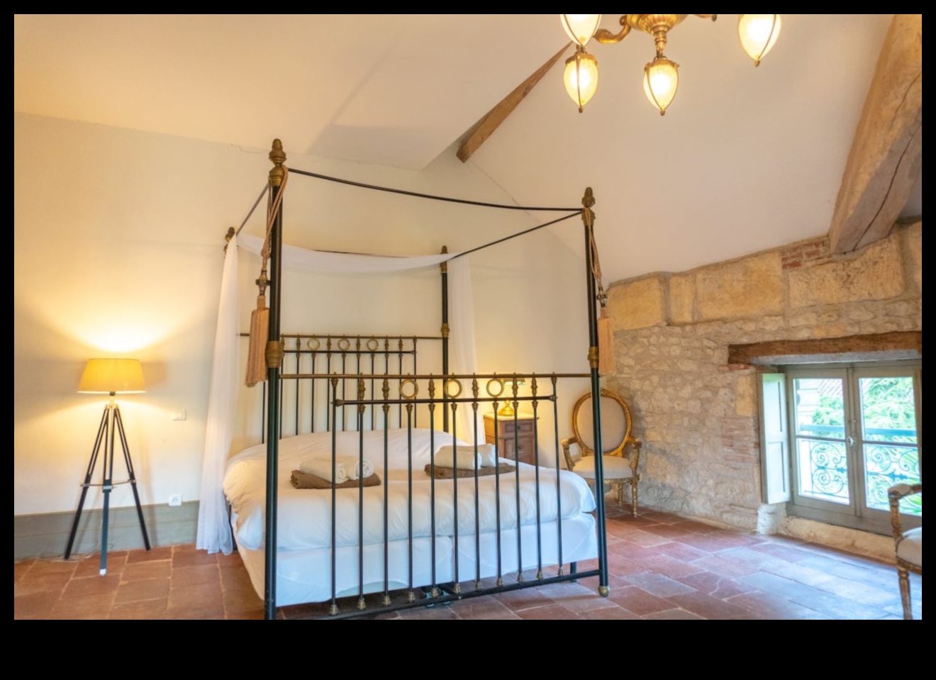 Regal Reverie: Dream in Radiant Splendor with Our Set Selection