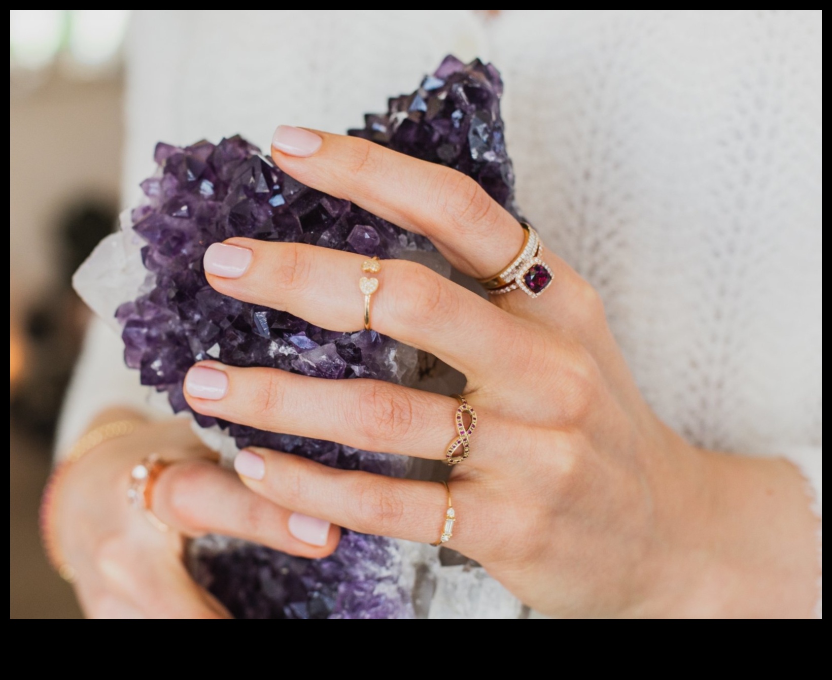 Λαμπεροί πολύτιμοι λίθοι φωτίζουν τα δάχτυλά σας με δαχτυλίδια εμπλουτισμένα με πολύτιμους λίθους 2 Λαμπεροί πολύτιμοι λίθοι: Φωτίστε τα δάχτυλά σας με δαχτυλίδια εμπλουτισμένα με πολύτιμους λίθους