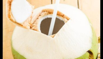 Πρωινές τελετουργίες: Αγκαλιάζοντας τις φυσικές απολαύσεις του νερού καρύδας