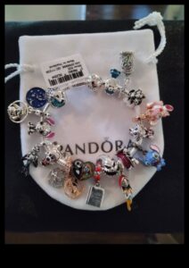 Charmingly Chic: Εξερευνήστε τη γοητεία των μοντέρνων βραχιολιών μας