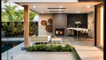 Ποιες είναι μερικές συμβουλές για τη διακόσμηση ενός εξωτερικού χώρου διασκέδασης με παράκτια διακόσμηση;